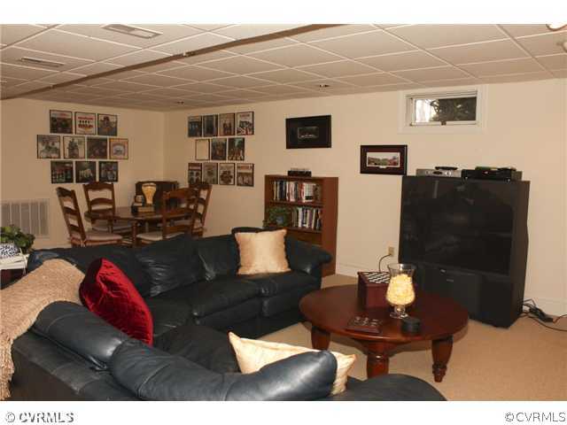 9100 River Road Henrico, VA 23229 - Photo 14 of 24 a living room with furniture and a window