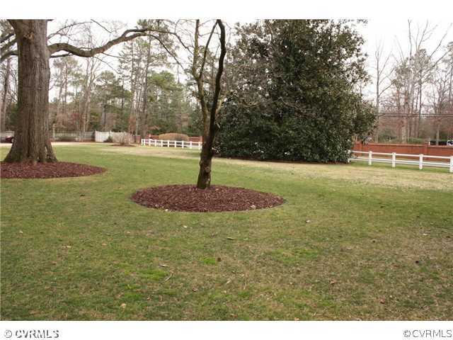 9100 River Road Henrico, VA 23229 - Photo 20 of 24 a backyard of a house with lots of green space