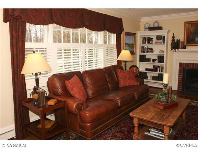 9100 River Road Henrico, VA 23229 - Photo 2 of 24 a living room with furniture and a lamp