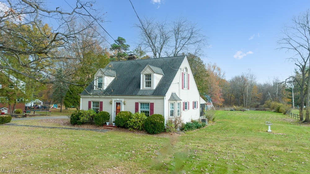 Cape cod house with a front yard