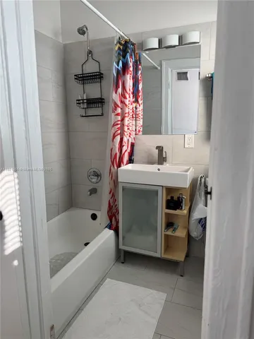 $3,000 | 536 14th Street, Unit 304, Miami Beach, FL 33139