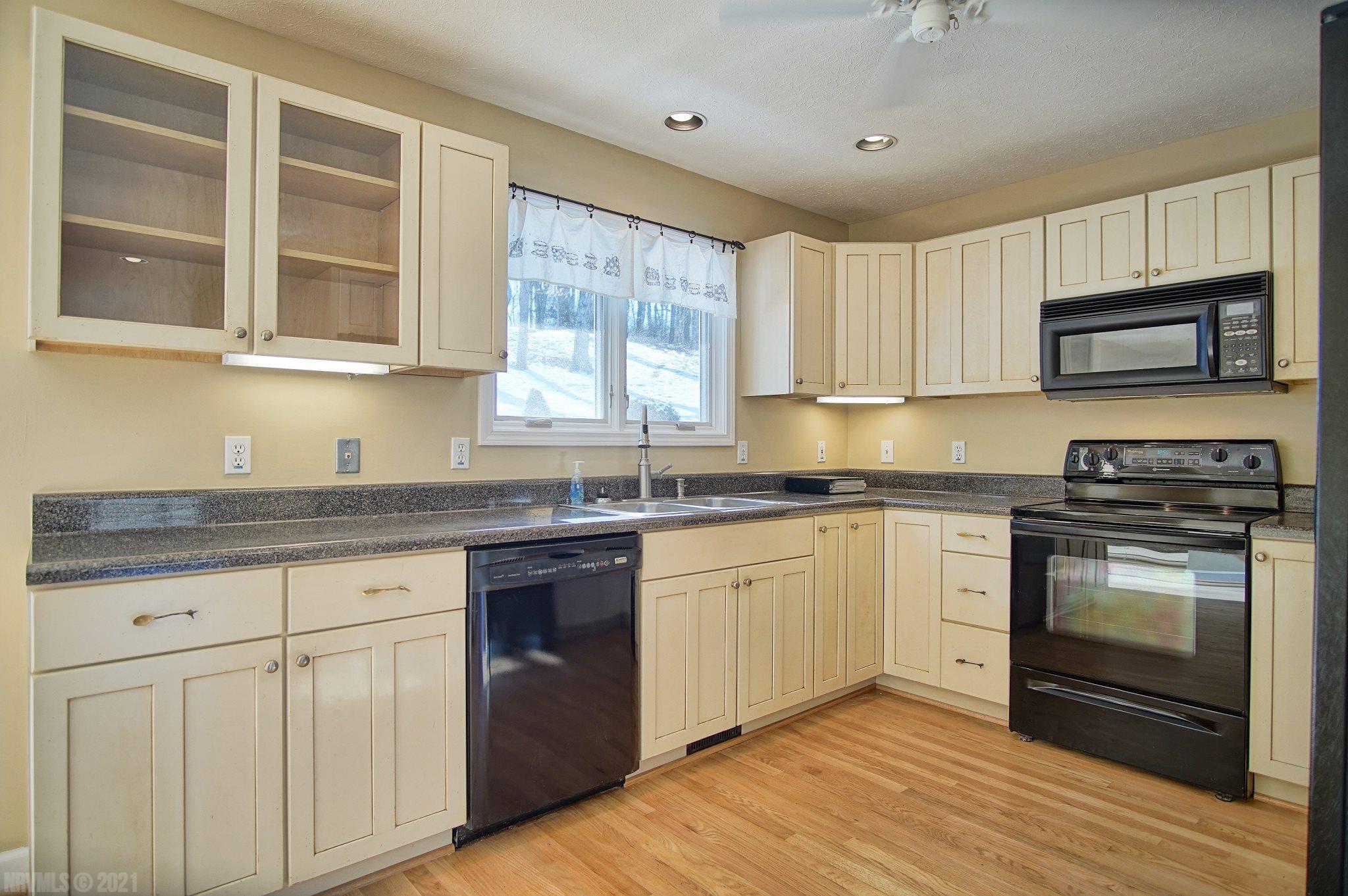 927 Redbud Road Blacksburg, VA 24060 - Photo 11 of 51 Gallery Image 11