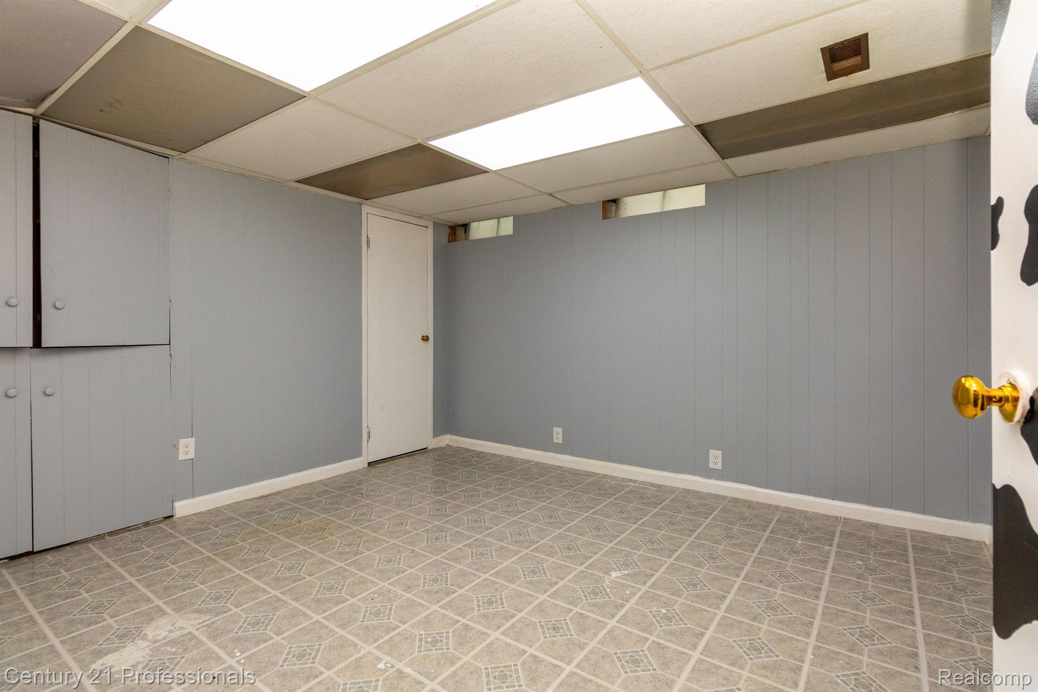 2226 Warrington Road Rochester, MI 48307 - Photo 31 of 39 Gallery Image 31