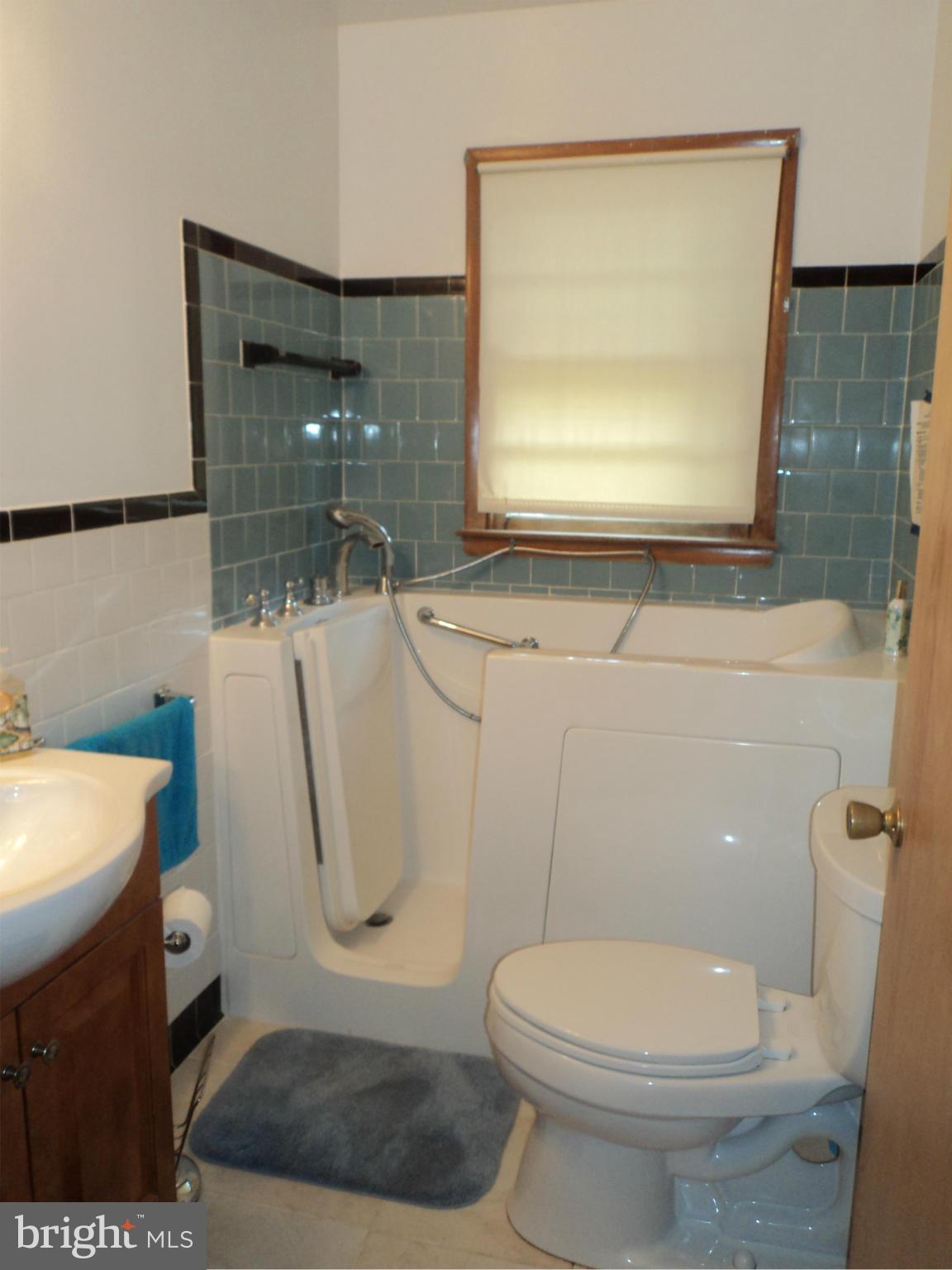 215 Carvel Road Pasadena, MD 21122 - Photo 8 of 13 Bath