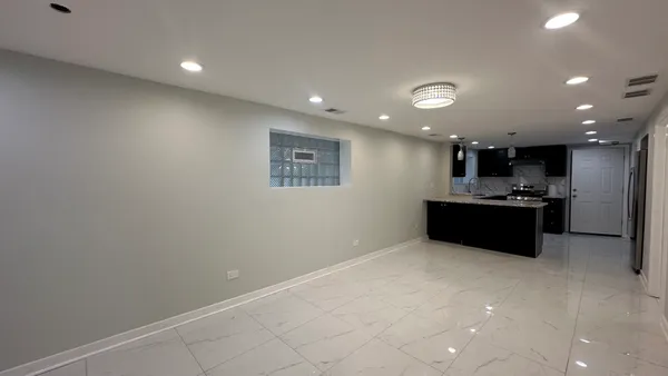 $2,100 | 5405 North Campbell Avenue, Unit G, Chicago, IL 60625