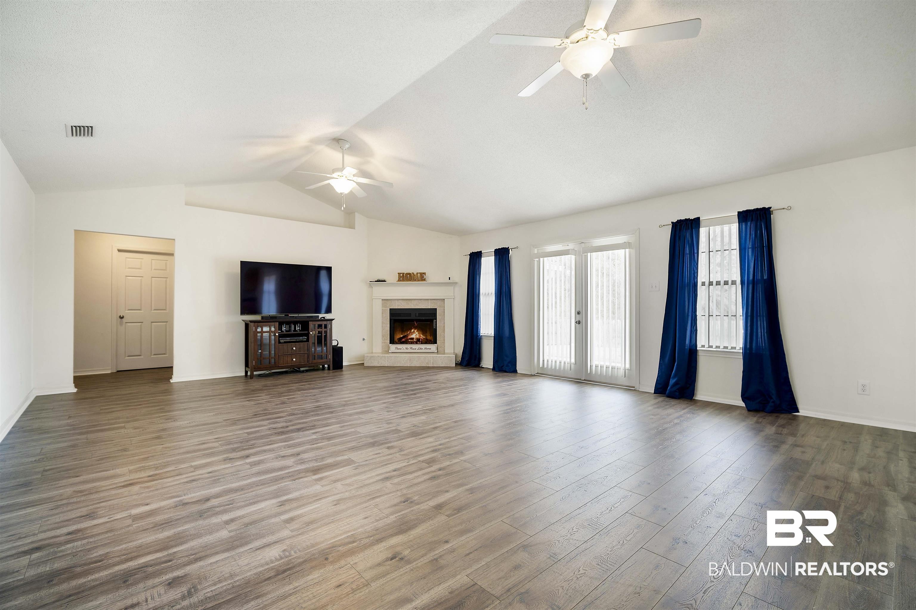 10692 Middle Oak Drive Mobile, AL 36695 - Photo 5 of 27 Living Room