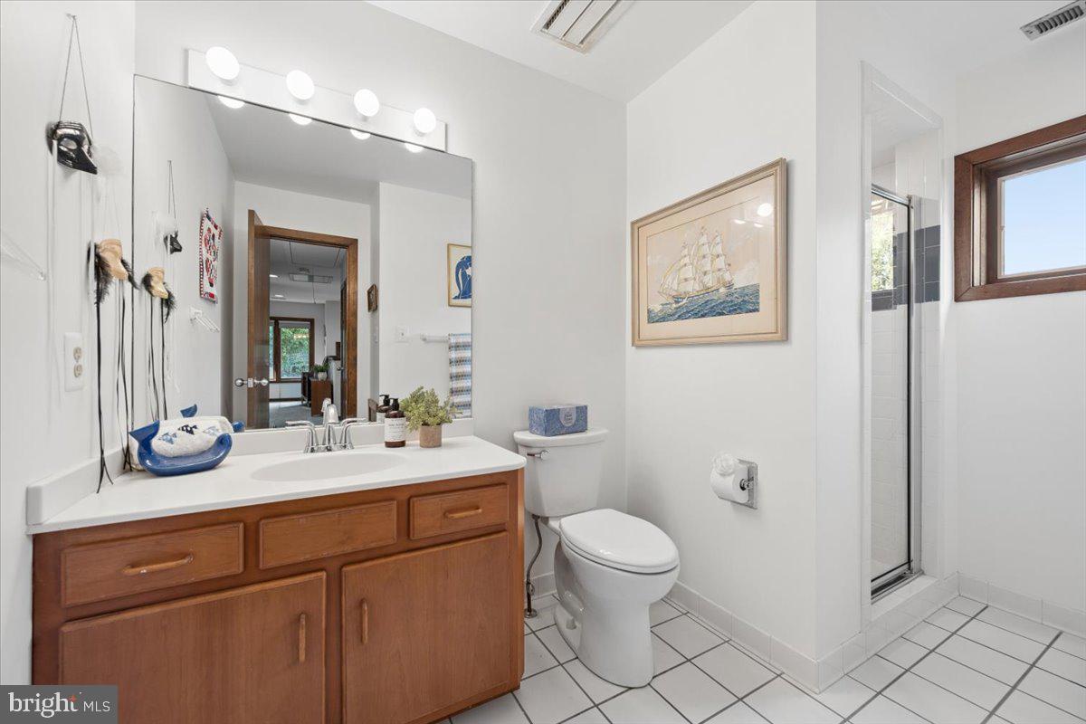 17026 Barn Ridge Drive Silver Spring, MD 20906 - Photo 68 of 90 Twin room (bedroom 4) hall bathroom
