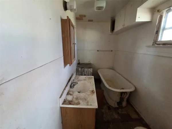 $33,249 | 619 North Dunbar Street, Electra, TX 76360