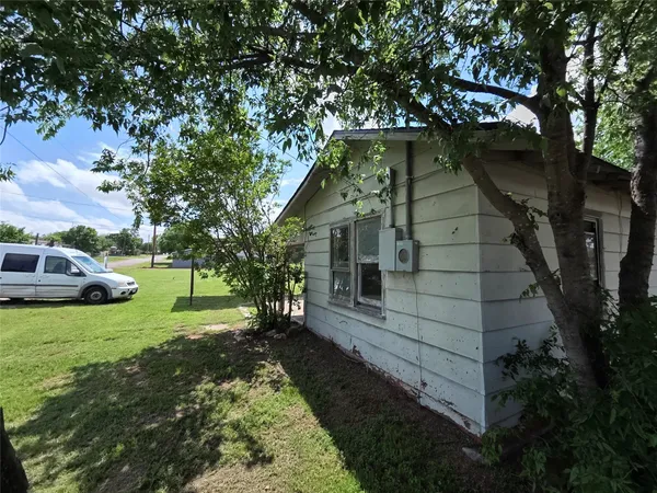 $33,249 | 619 North Dunbar Street, Electra, TX 76360