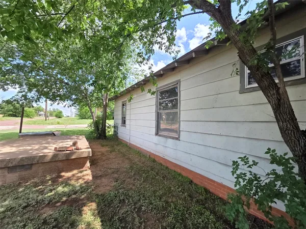 $33,249 | 619 North Dunbar Street, Electra, TX 76360