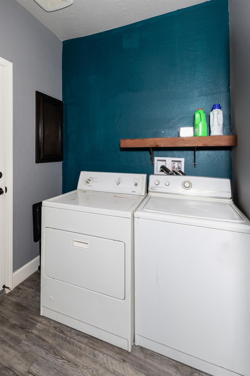 1374 South Enns Avenue Reedley, CA 93654 - Photo 19 of 48 a utility room with dryer and washer