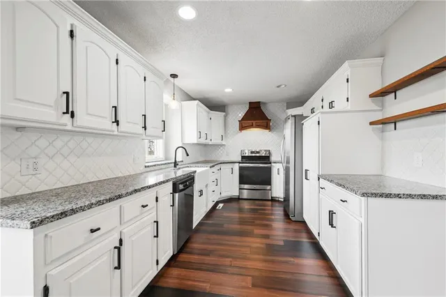 $350,000 | 300 Southwest 25th Street, Oak Grove, MO 64075