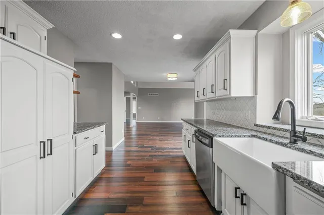 $350,000 | 300 Southwest 25th Street, Oak Grove, MO 64075