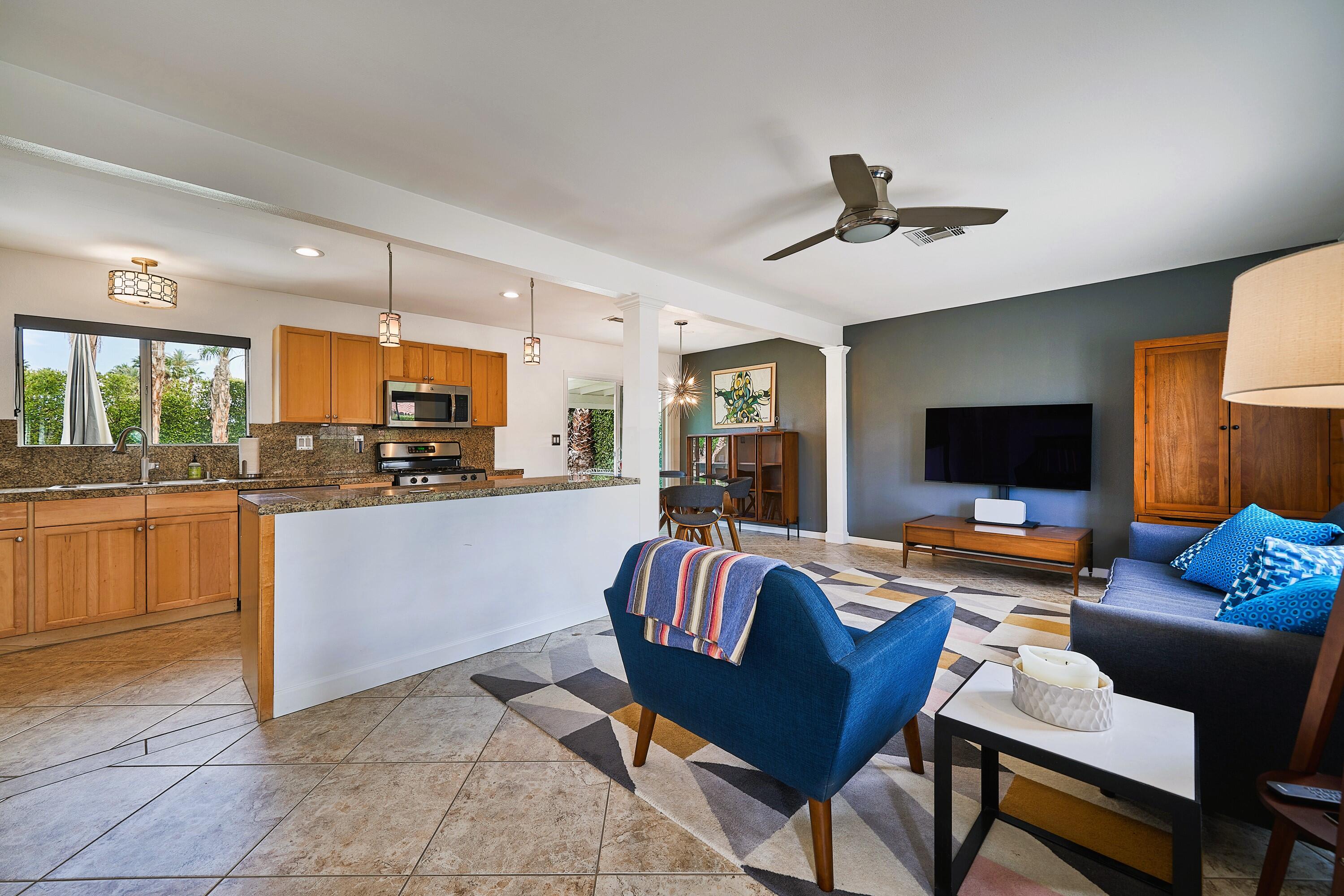 37320 Palmdale Road Rancho Mirage, CA 92270 - Photo 3 of 23 Living area