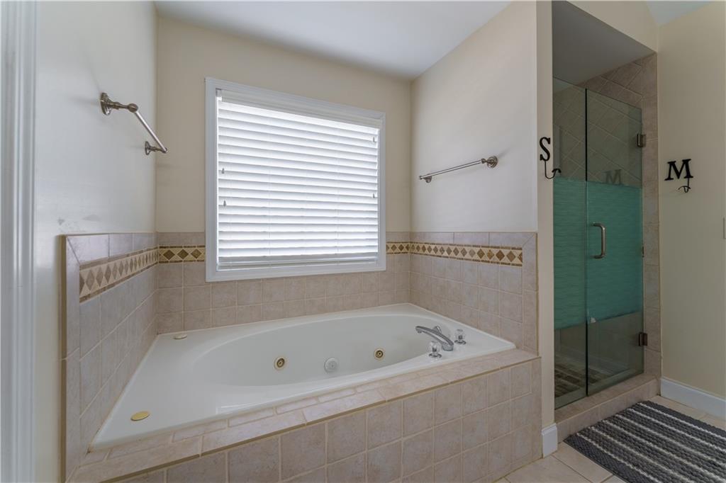 976 Redstone Road Dacula, GA 30019 - Photo 32 of 43 a bathroom with a bathtub