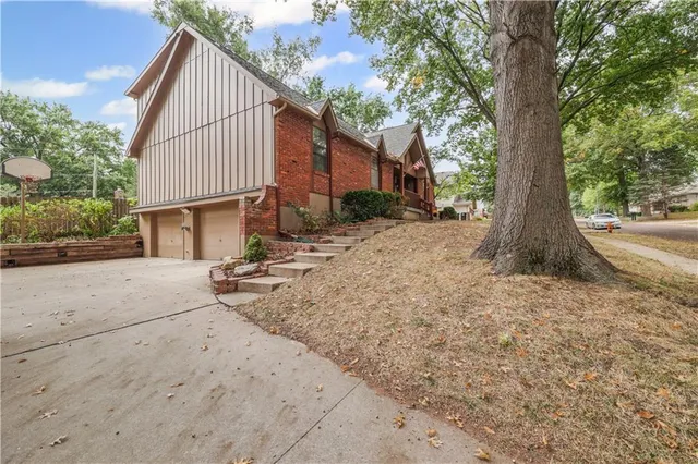 $314,500 | 18701 East 28th Terrace South, Independence, MO 64057