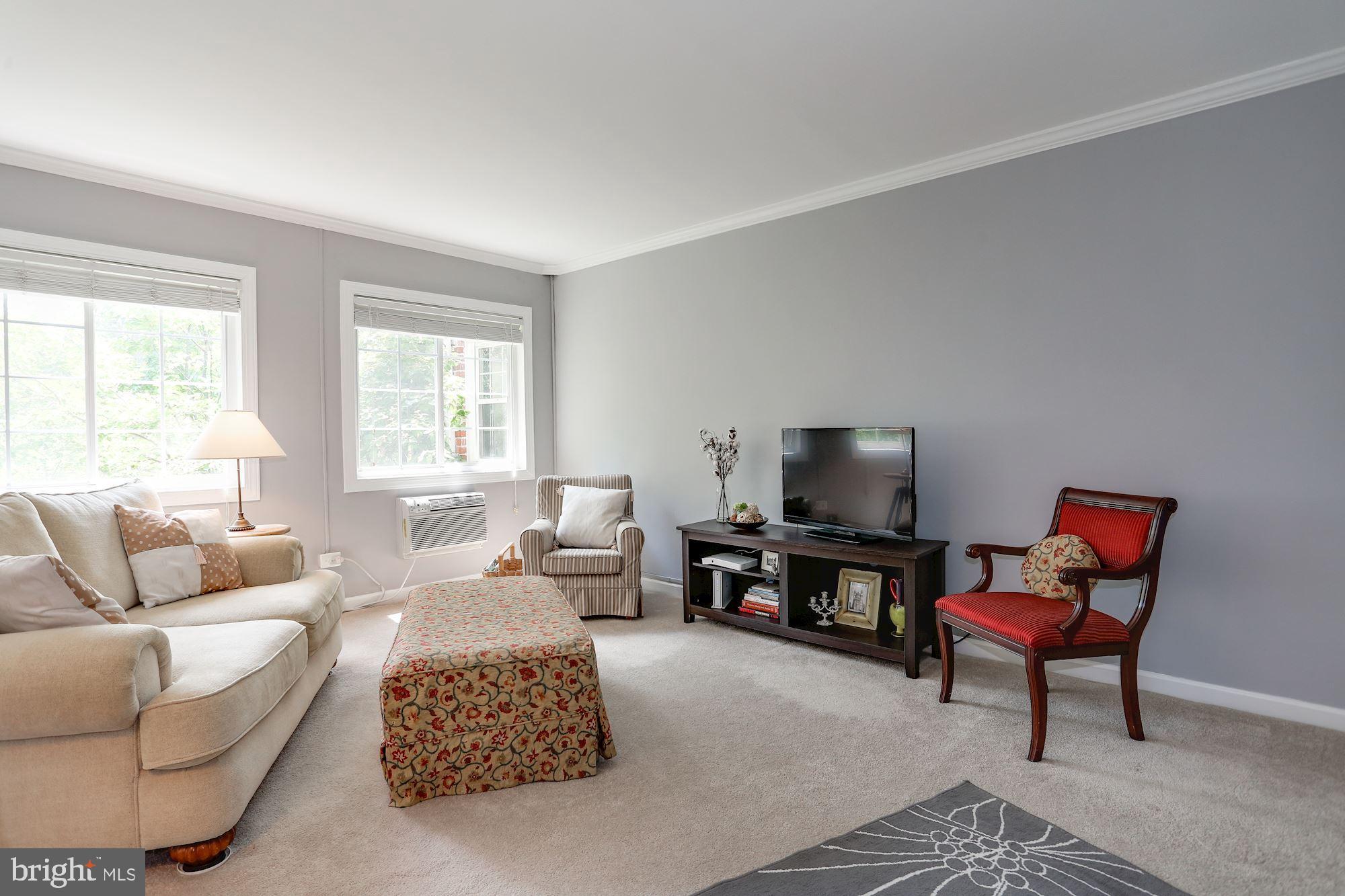 3243 Gunston Road, Unit 104 Alexandria, VA 22302 - Photo 5 of 27 Living room