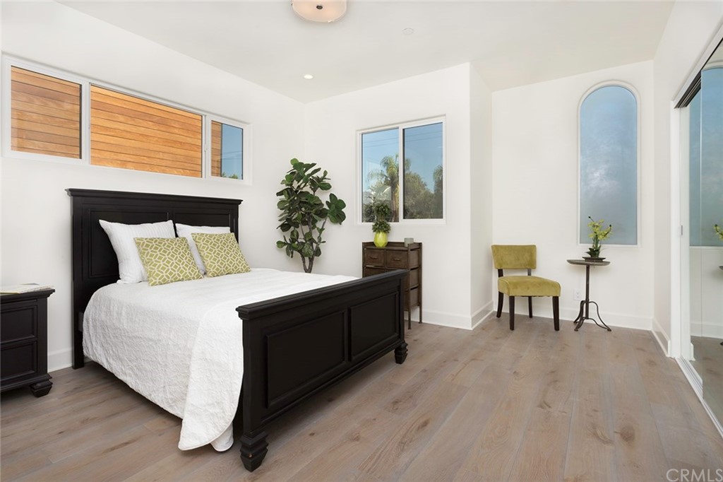 631 North Lucerne Boulevard Los Angeles, CA 90004 - Photo 15 of 21 a bed room with a bed and a chair