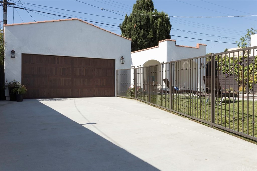 631 North Lucerne Boulevard Los Angeles, CA 90004 - Photo 21 of 21 a view of a backyard
