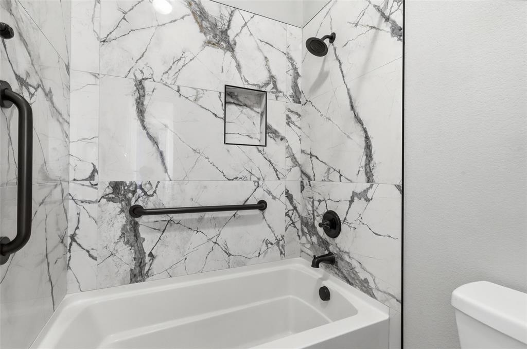 5224 Smokey Ridge Drive Fort Worth, TX 76123 - Photo 22 of 36 a bathroom with a bathtub