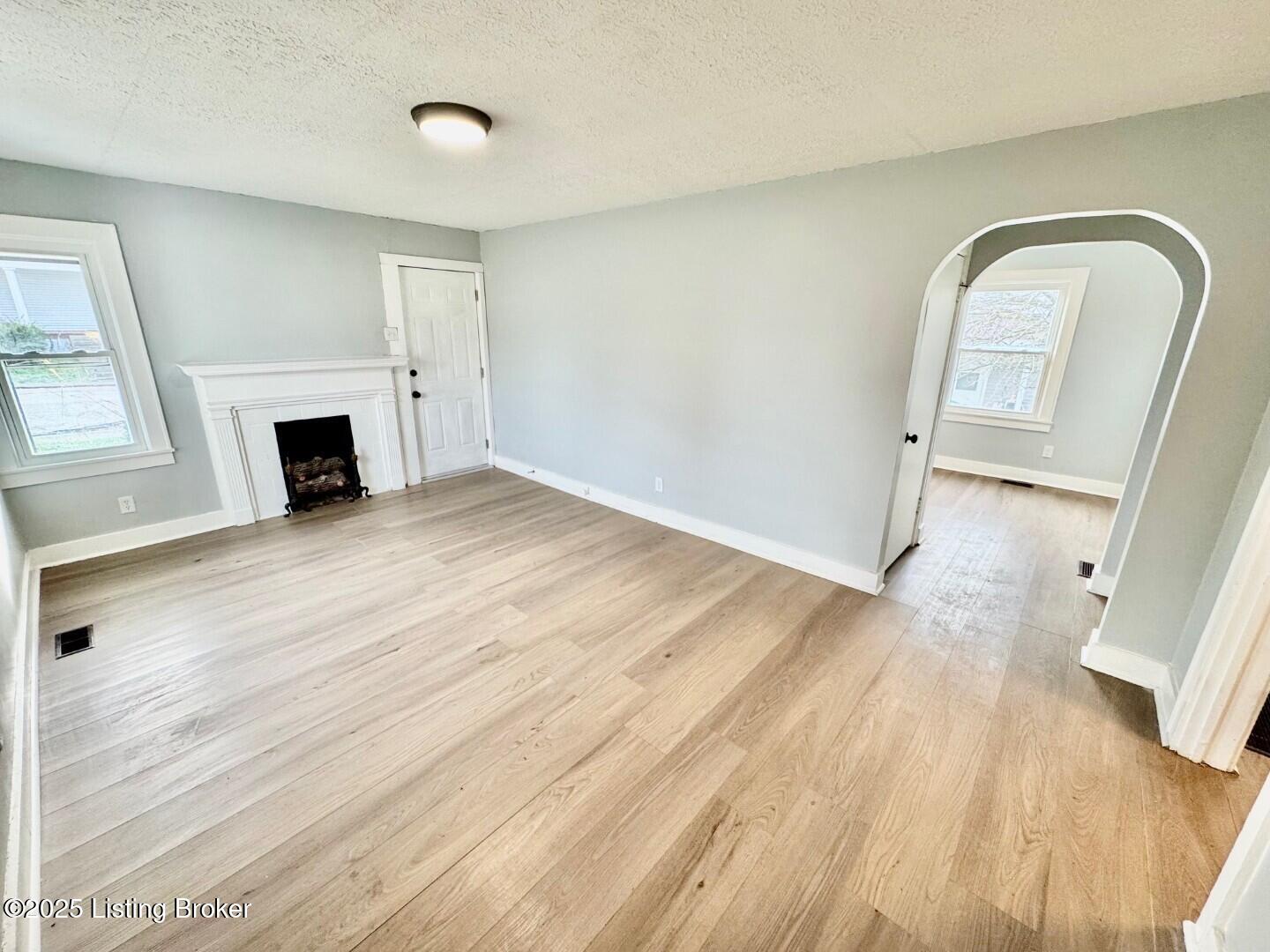 314 Covington Avenue Springfield, KY 40069 - Photo 4 of 26 004_Living Room