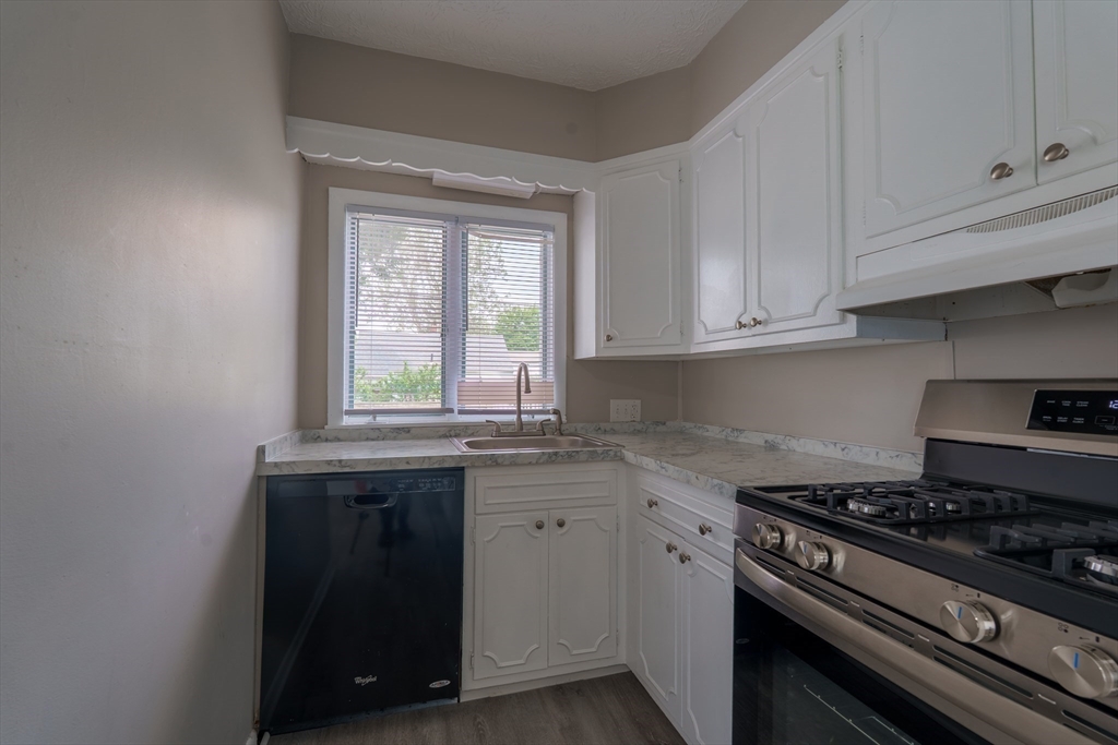21-23 Howes Street Springfield, MA 01118 - Photo 3 of 18