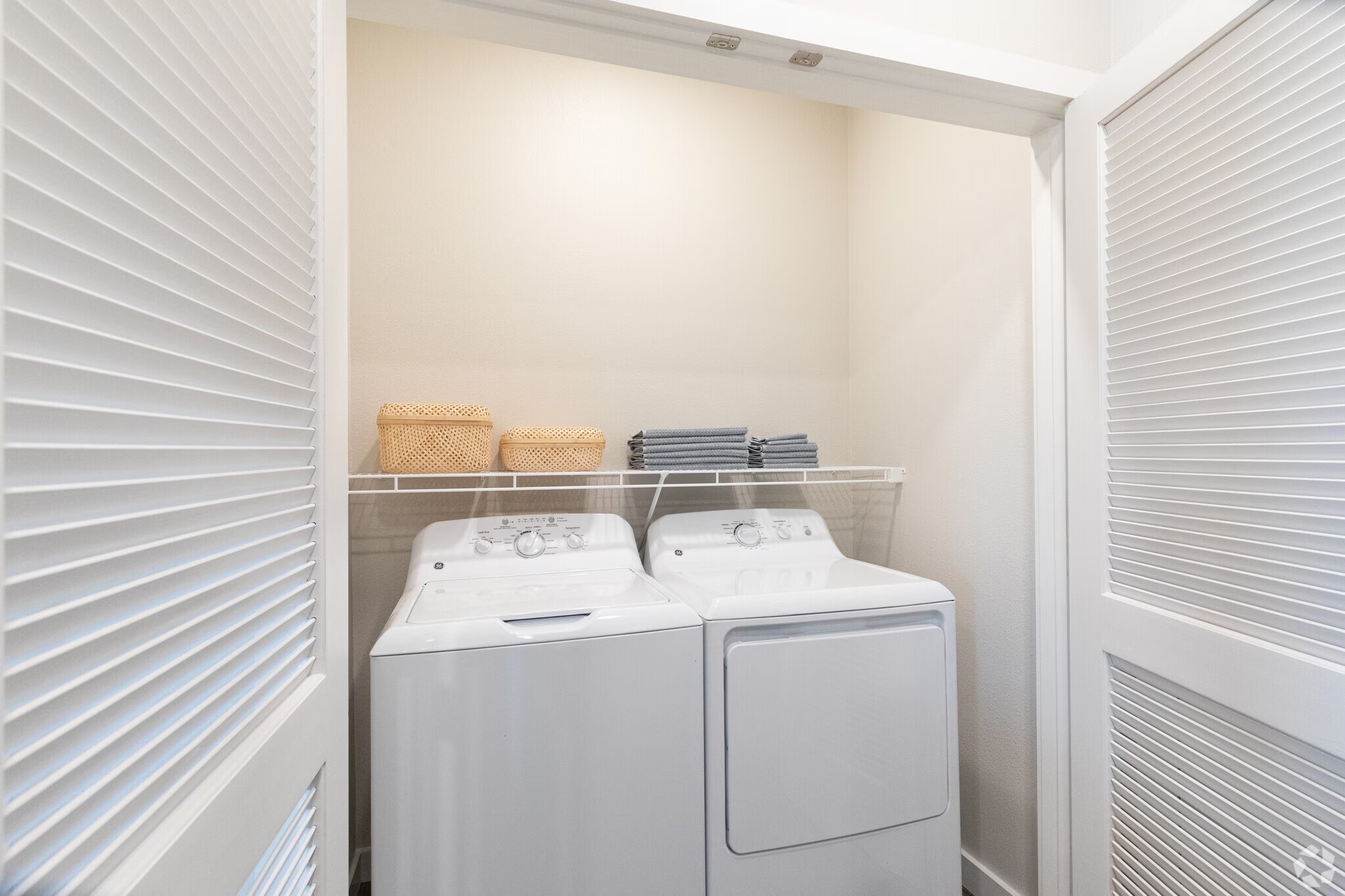 1148 Silber Road, Unit 8301 Houston, TX 77055 - Photo 15 of 36 a utility room with dryer and washer