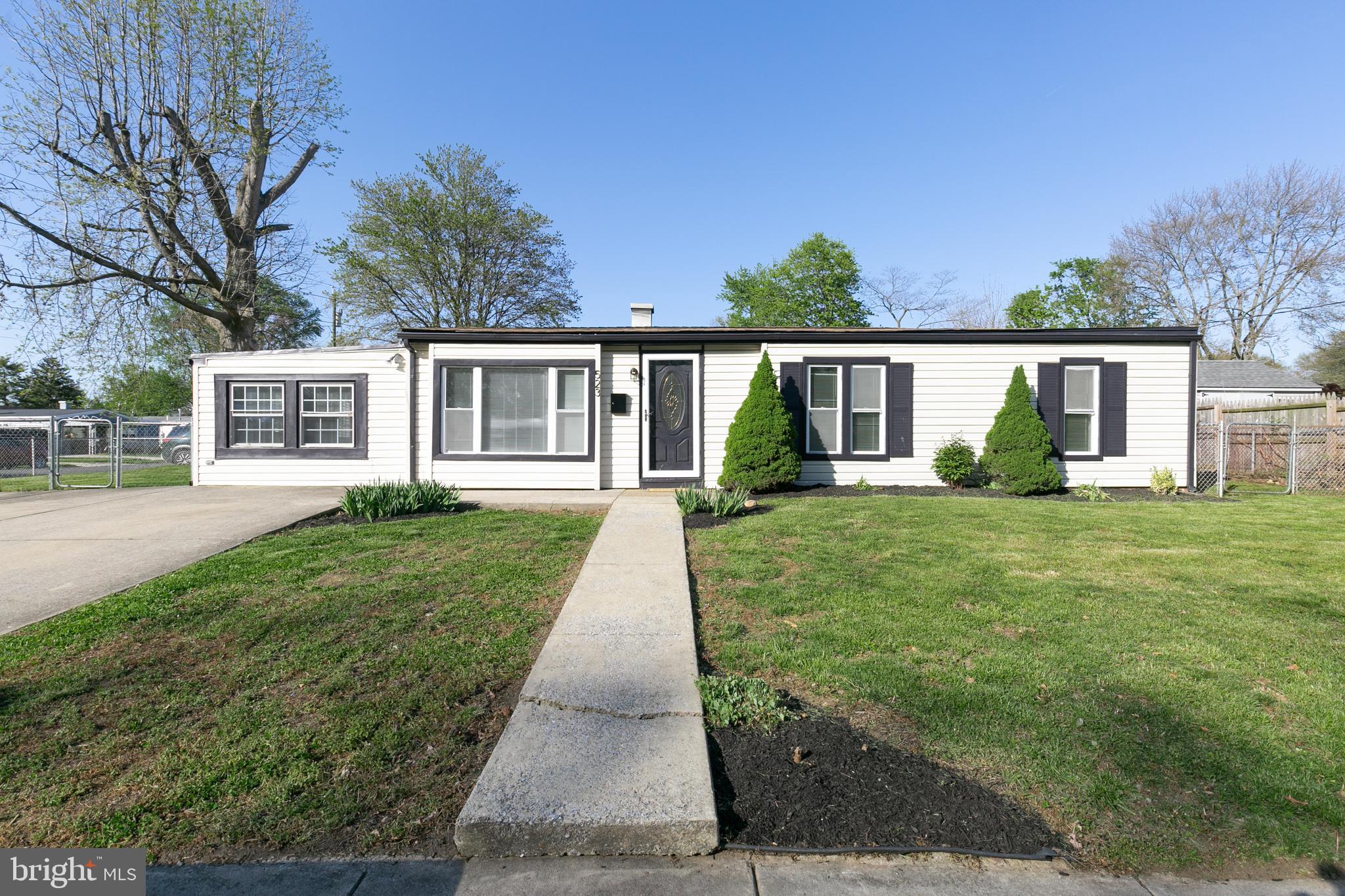 a view front of house with yard and green space