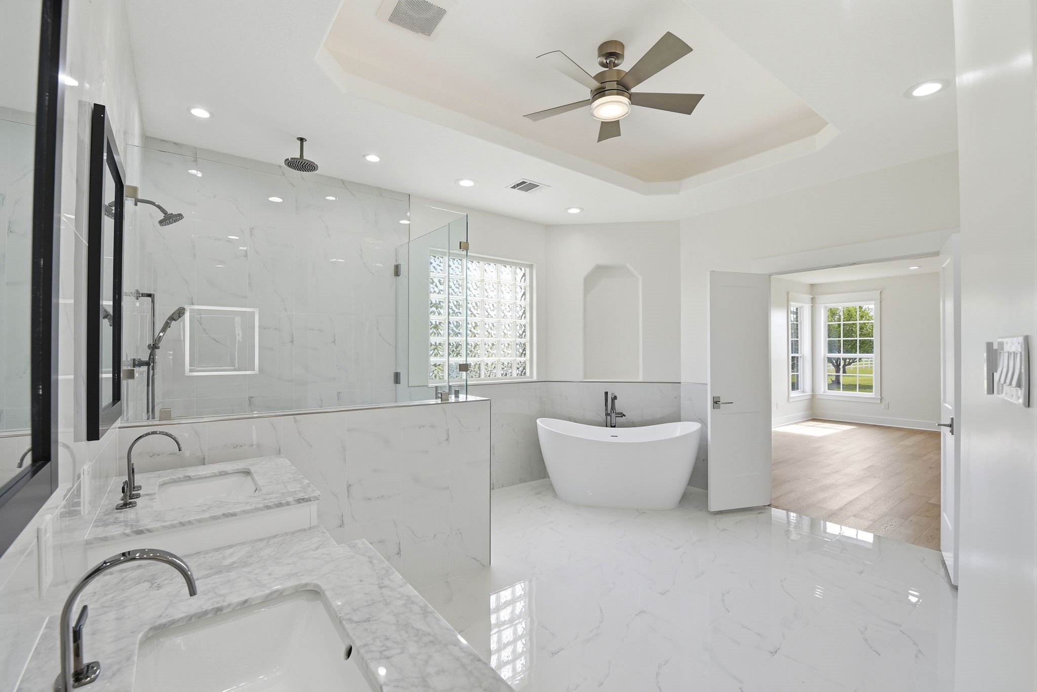 2819 Pearce Meadow Rosharon, TX 77583 - Photo 20 of 50 a bathroom with a bathtub sink and mirror