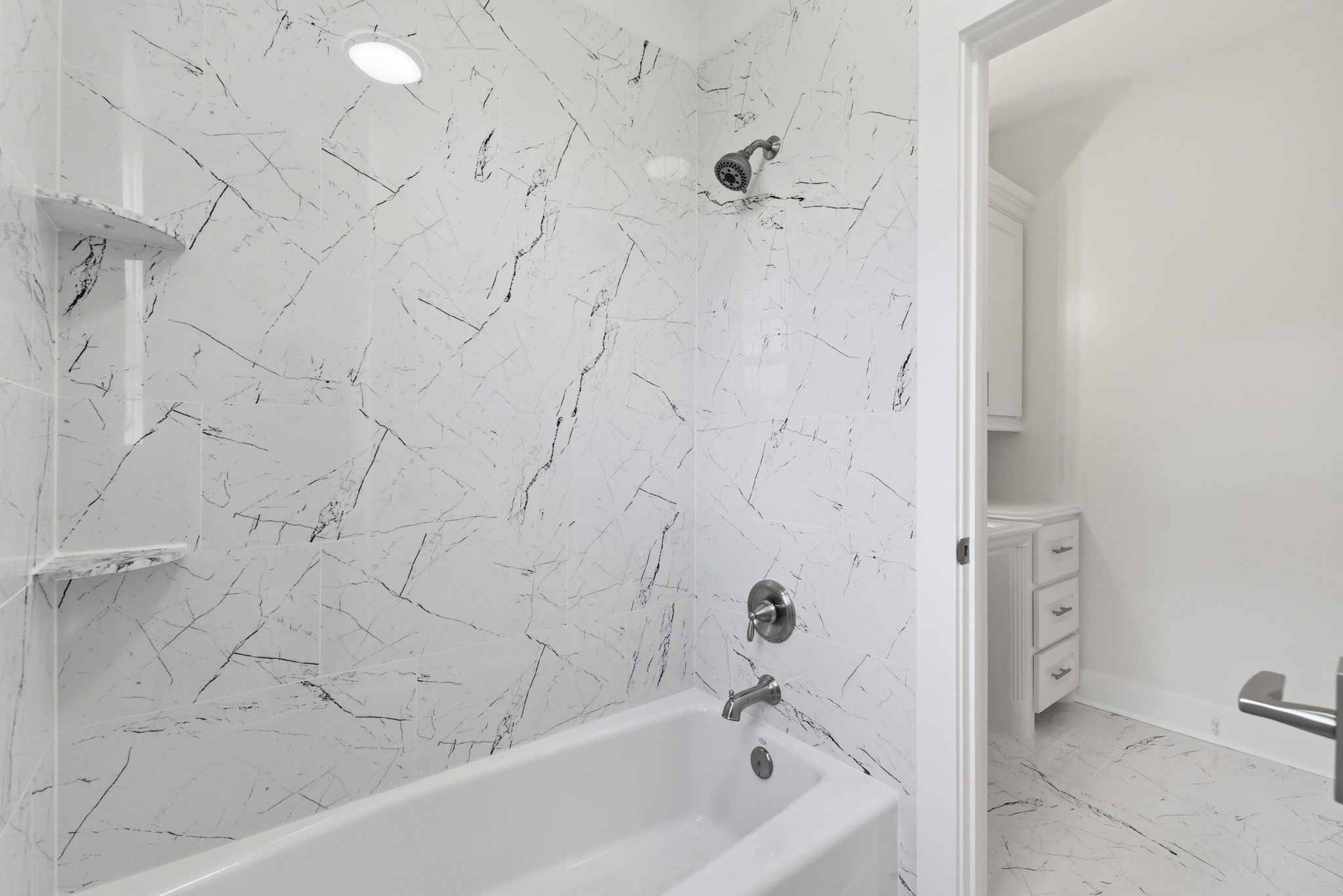 2819 Pearce Meadow Rosharon, TX 77583 - Photo 28 of 50 a bathroom with a bathtub