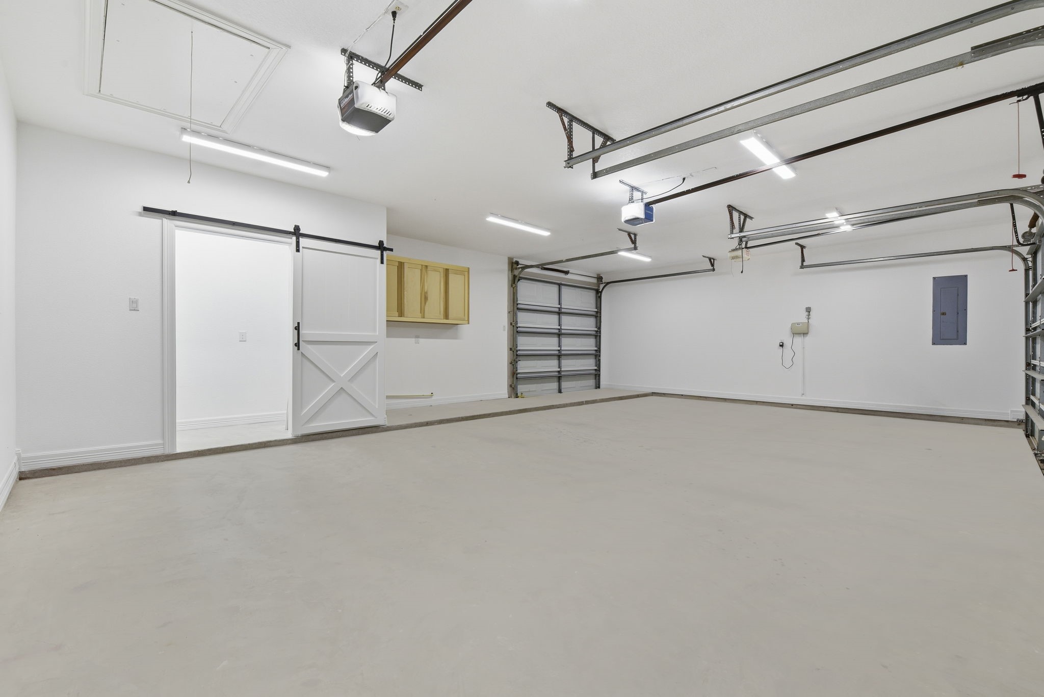 2819 Pearce Meadow Rosharon, TX 77583 - Photo 31 of 50 an empty room with ceiling fan and windows