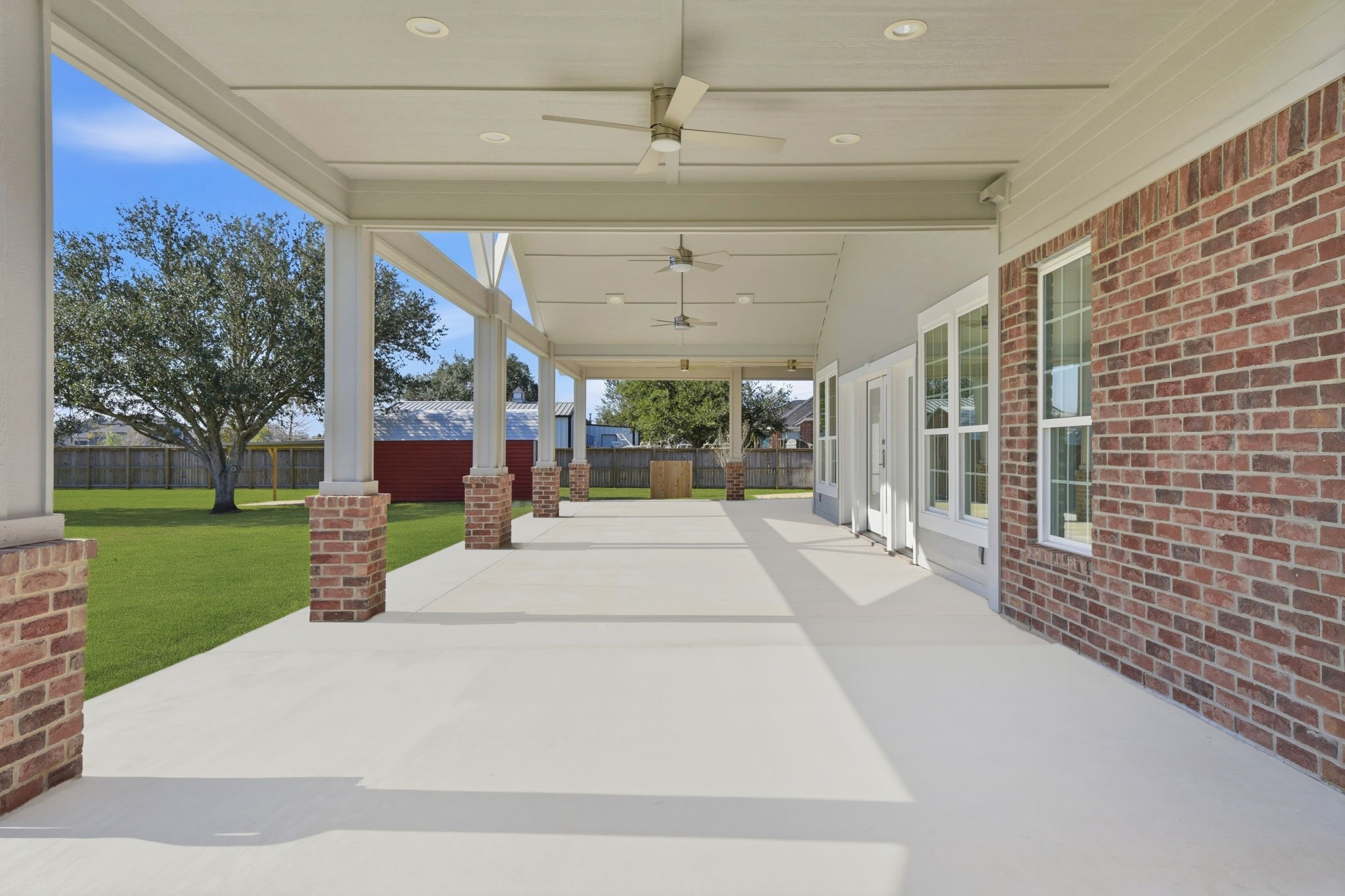 2819 Pearce Meadow Rosharon, TX 77583 - Photo 38 of 50 a spacious bathroom with a tub and garden view