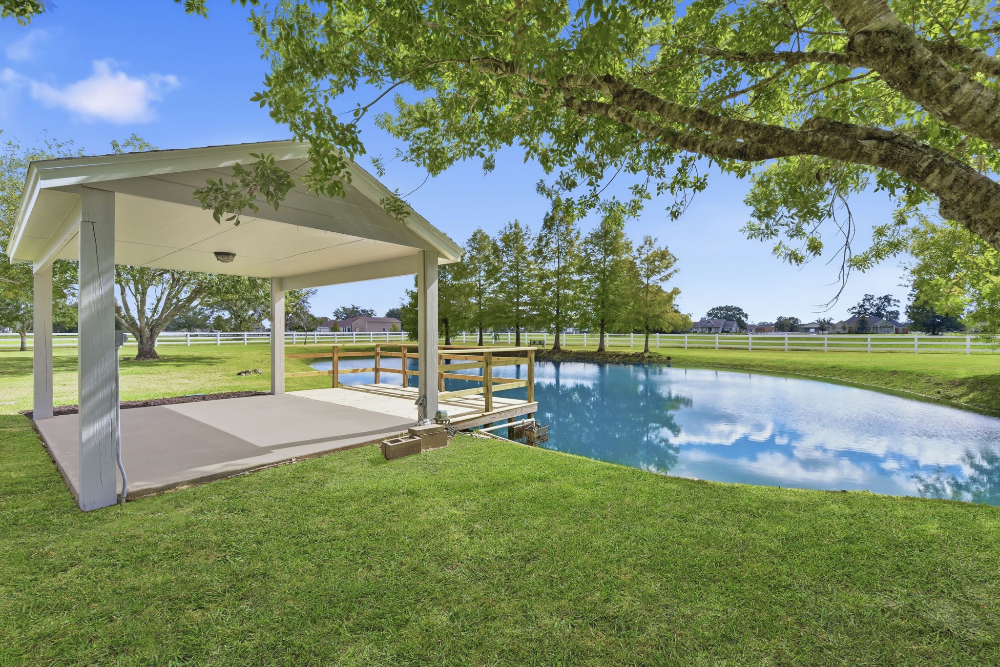 2819 Pearce Meadow Rosharon, TX 77583 - Photo 40 of 50 a view of a park with a large tree