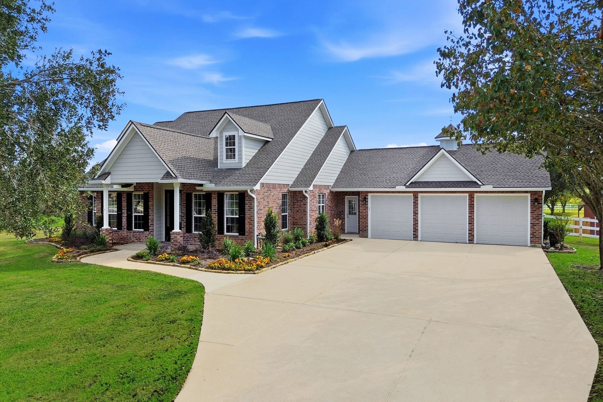 2819 Pearce Meadow Rosharon, TX 77583 - Photo 4 of 50 a front view of a house with sitting area and garden