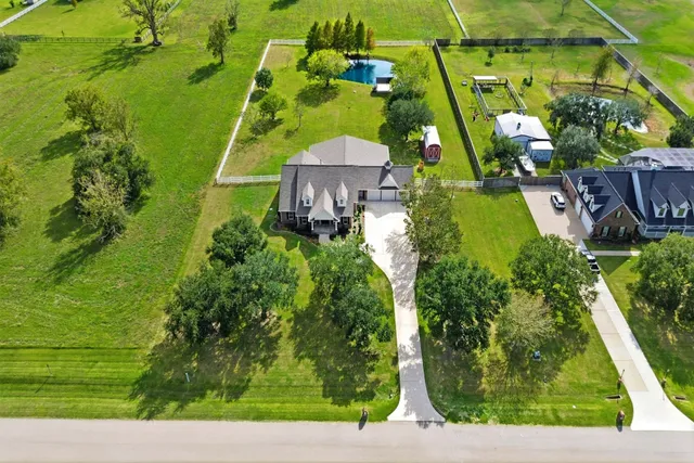 a view of a yard with plants
