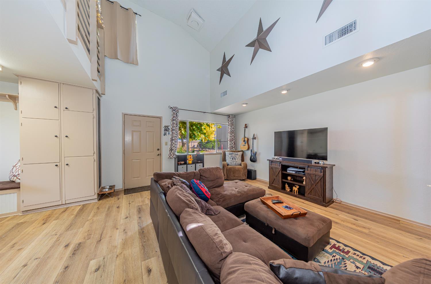 4449 Stetson Road Clovis, CA 93619 - Photo 60 of 93 a living room with furniture and a flat screen tv