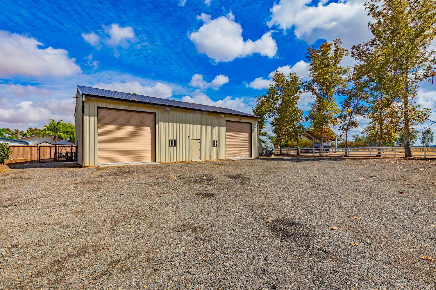 4449 Stetson Road Clovis, CA 93619 - Photo 81 of 93 a view of garage and yard
