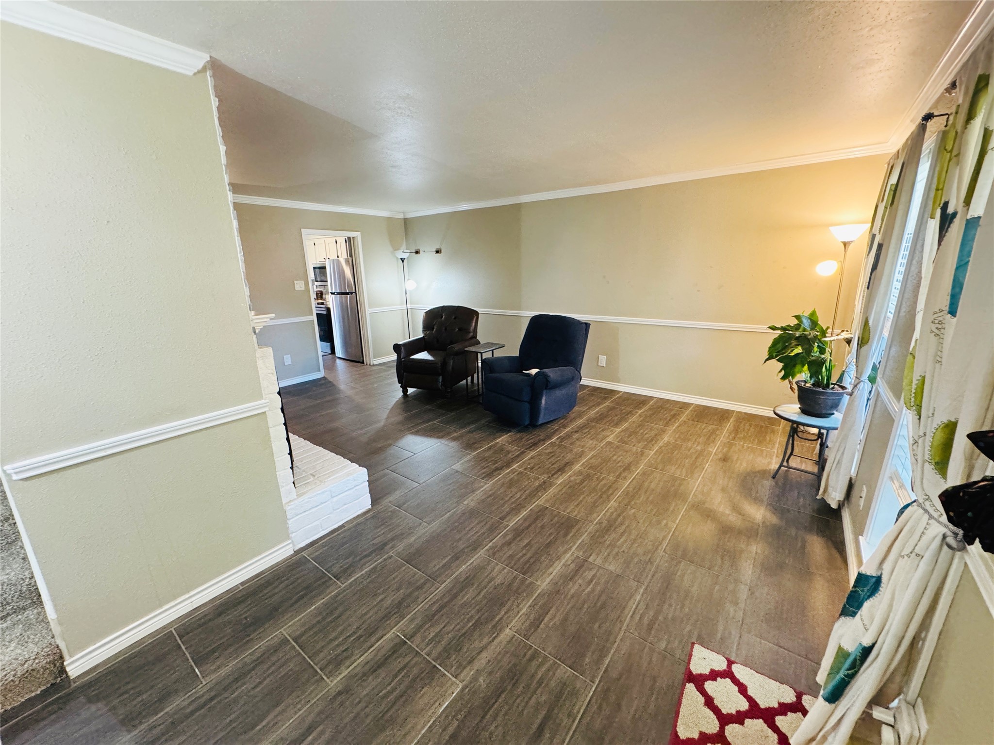 5800 Lumberdale Road, Unit 90 Houston, TX 77092 - Photo 9 of 39 View of the main living area from the front entryway.