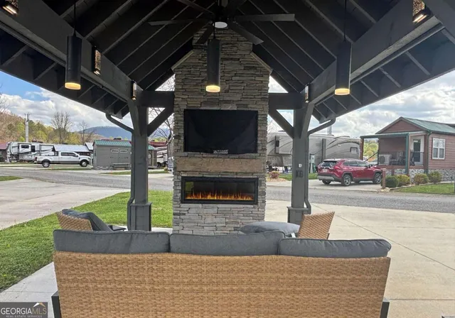 a view of an entryway of the house