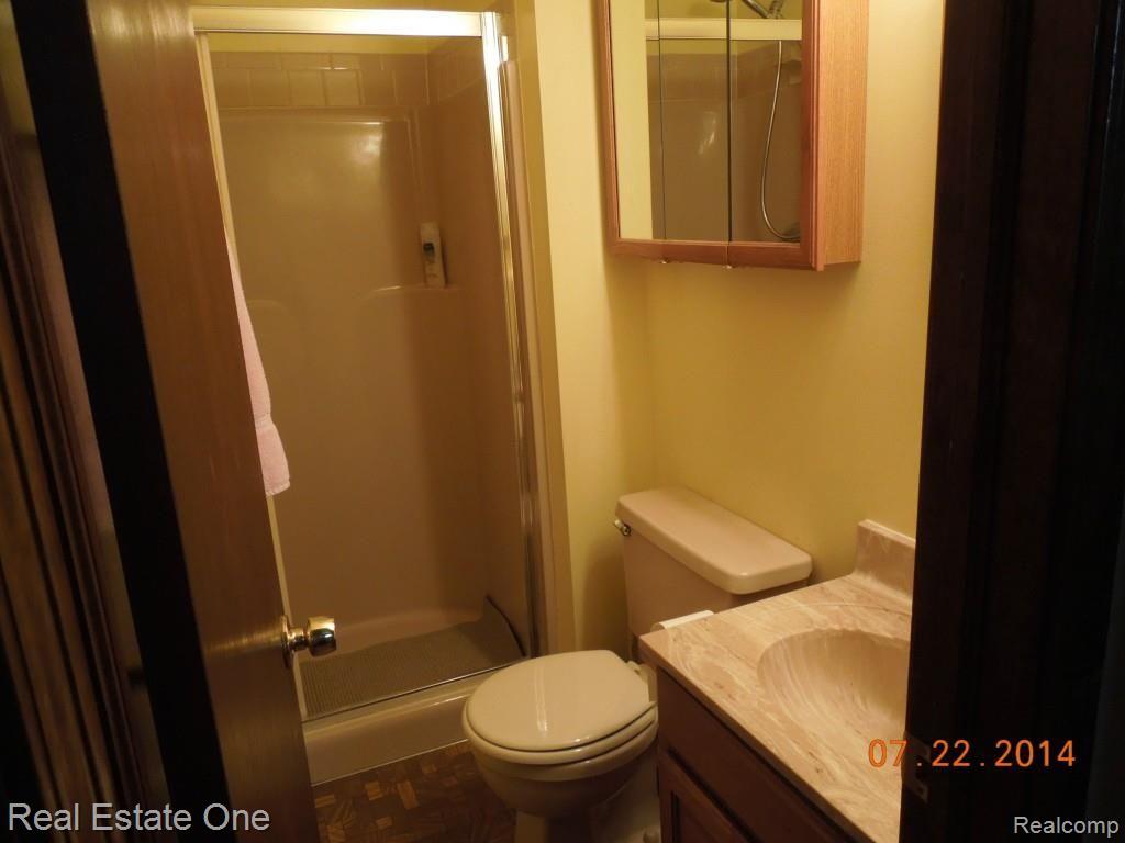 2124 Reid Road Flint, MI 48507 - Photo 13 of 25 2nd Full Bath