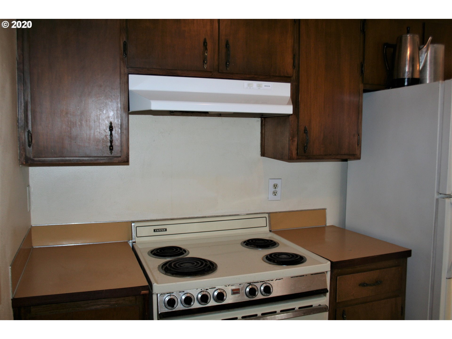 1042 South 70th Street Springfield, OR 97478 - Photo 12 of 18 a kitchen with a stove and a microwave
