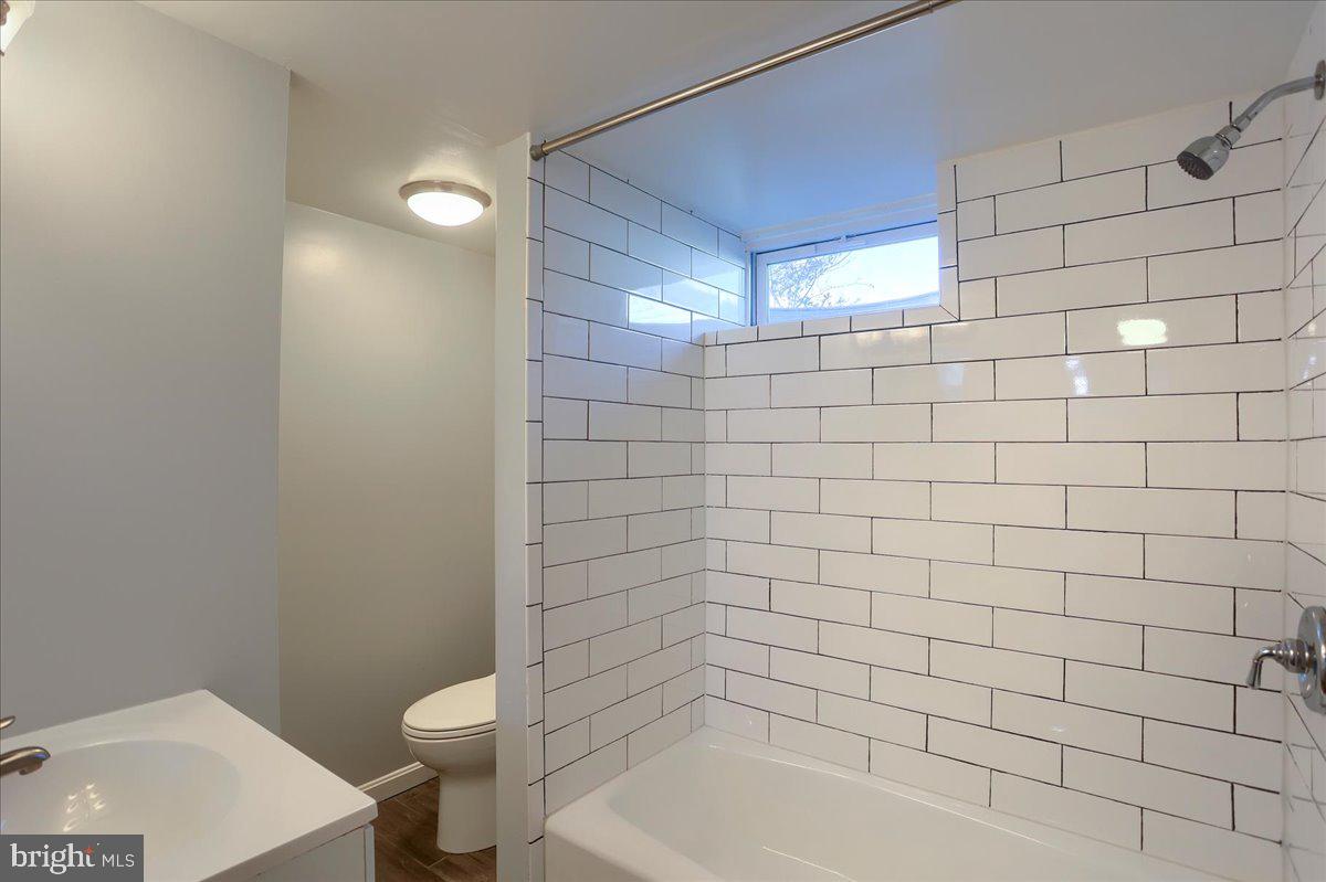 104 Cedarcliff Court Glen Burnie, MD 21060 - Photo 22 of 34 a bathroom with a bathtub and toilet