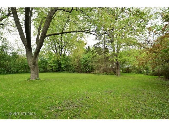 401 Warren Road Glenview, IL 60025 - Photo 8 of 10 a backyard of a house with lots of green space