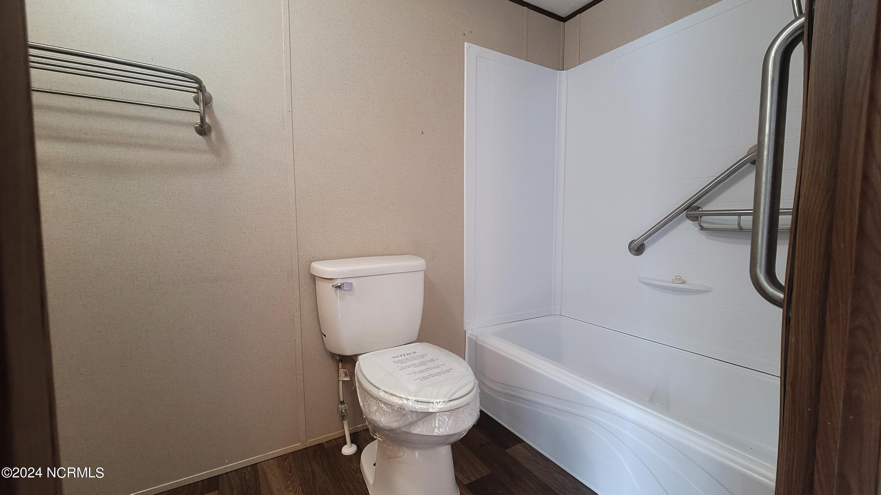 190 Wildlife Road New Bern, NC 28560 - Photo 13 of 25 Owners Ensuite with new toilet seat 2024