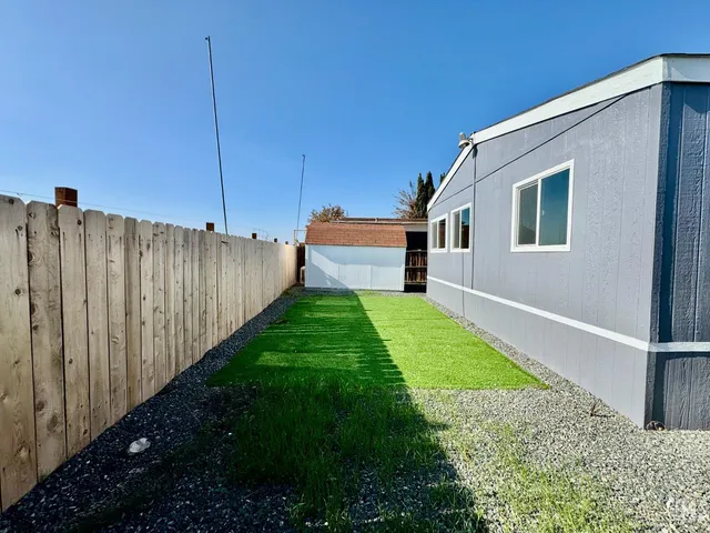 a view of a house with backyard