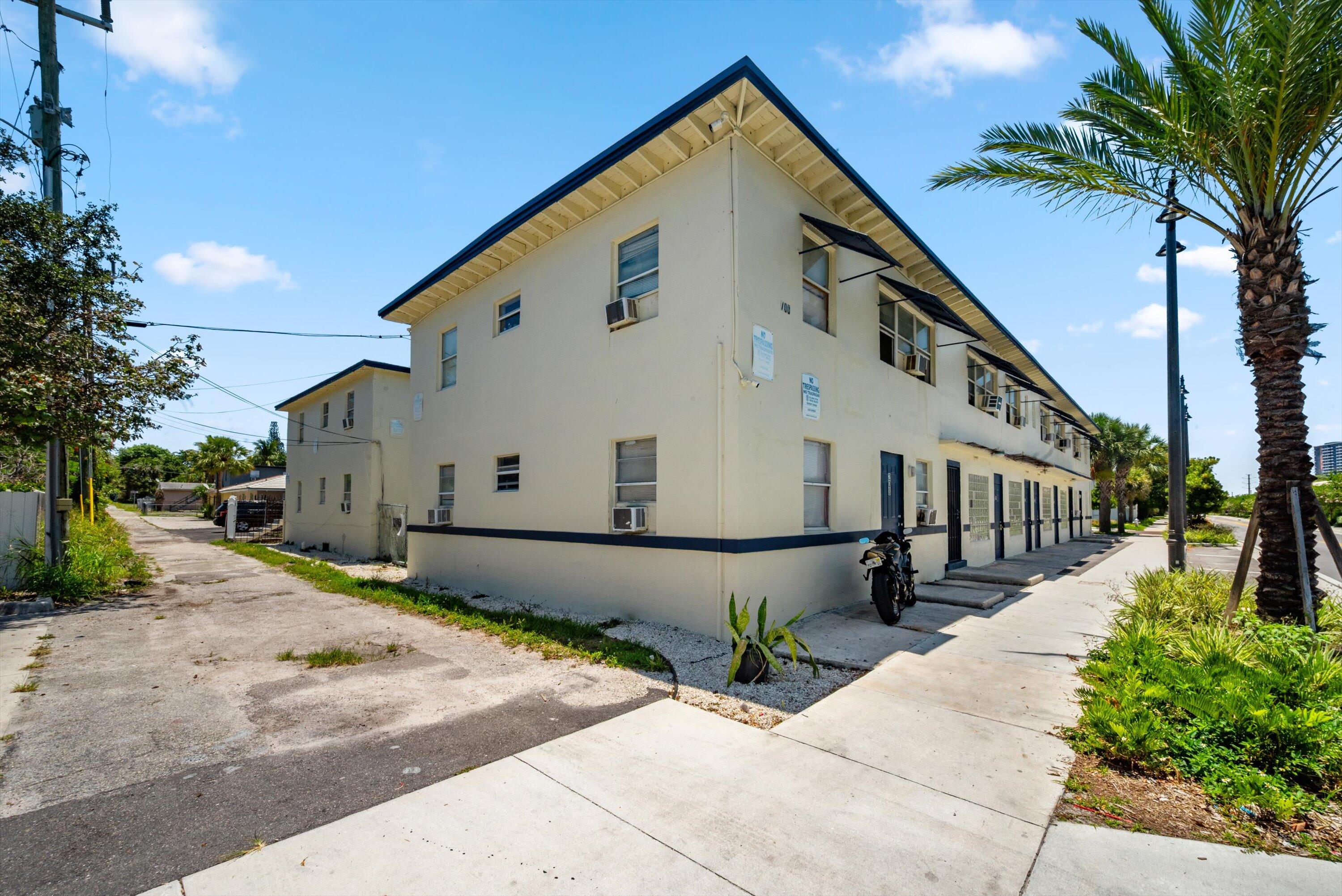 919 6th Street, Unit 15 West Palm Beach, FL 33401 - Photo 3 of 35 a front view of a house with a yard