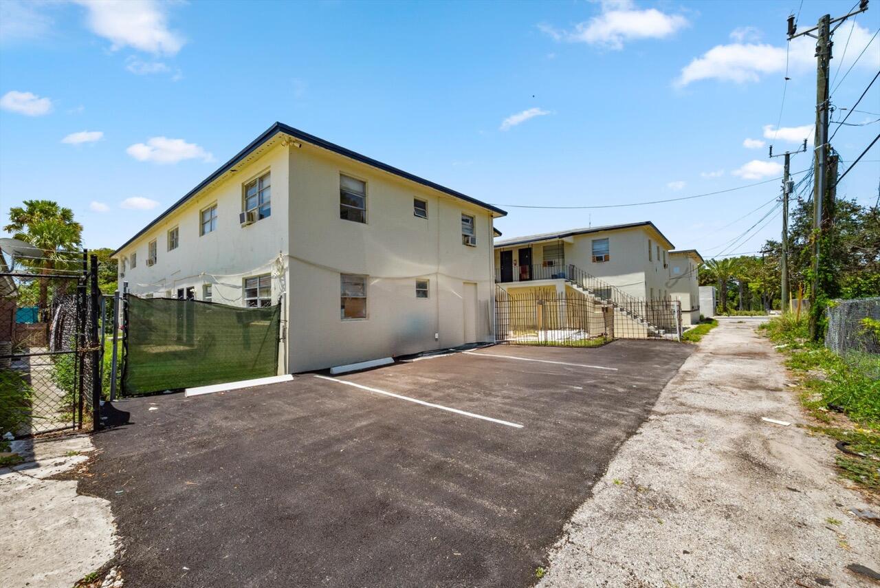 919 6th Street, Unit 15 West Palm Beach, FL 33401 - Photo 5 of 35 a view of a house with a yard