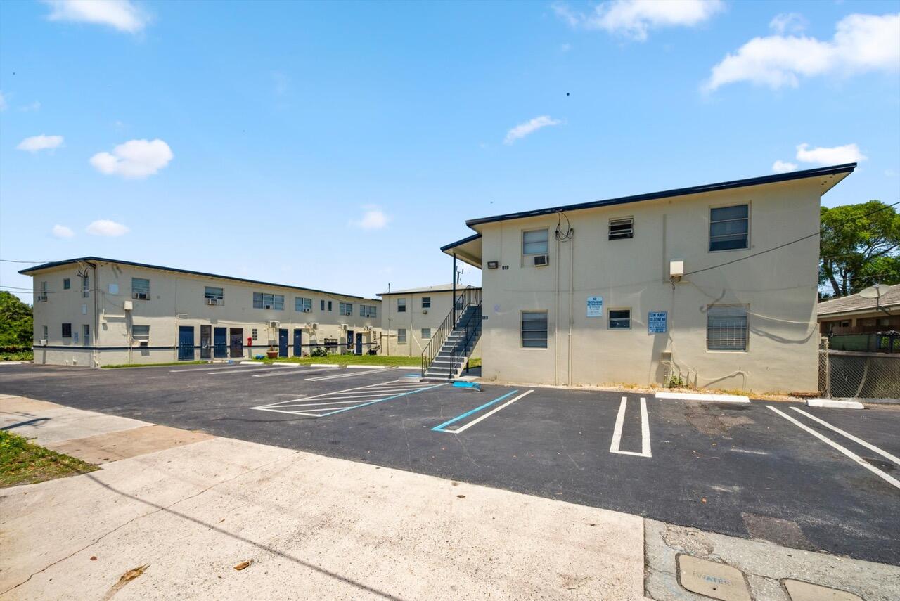 919 6th Street, Unit 15 West Palm Beach, FL 33401 - Photo 6 of 35 a view of a big building