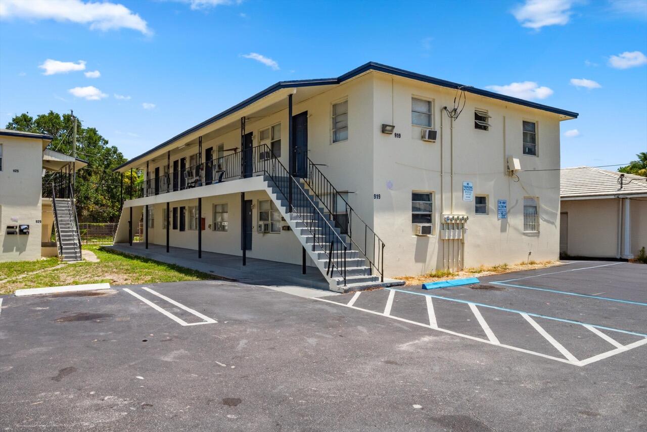 919 6th Street, Unit 15 West Palm Beach, FL 33401 - Photo 7 of 35 a front view of building with street