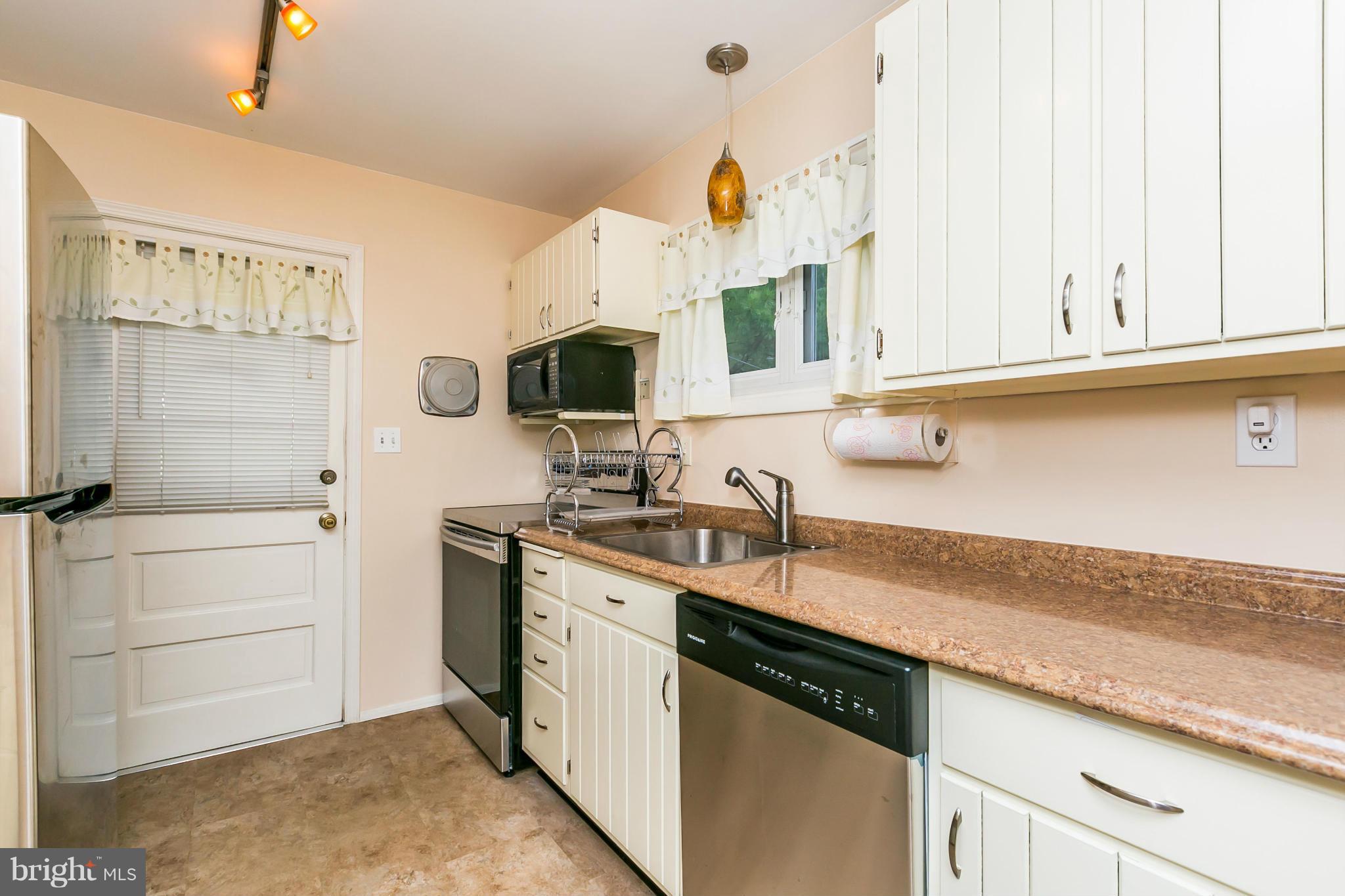 2455 Woodcroft Road Baltimore, MD 21234 - Photo 11 of 29 Kitchen